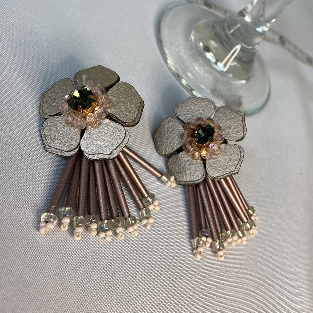 Pretty blush pink flower earrings rhinestones - Picture 4 of 6